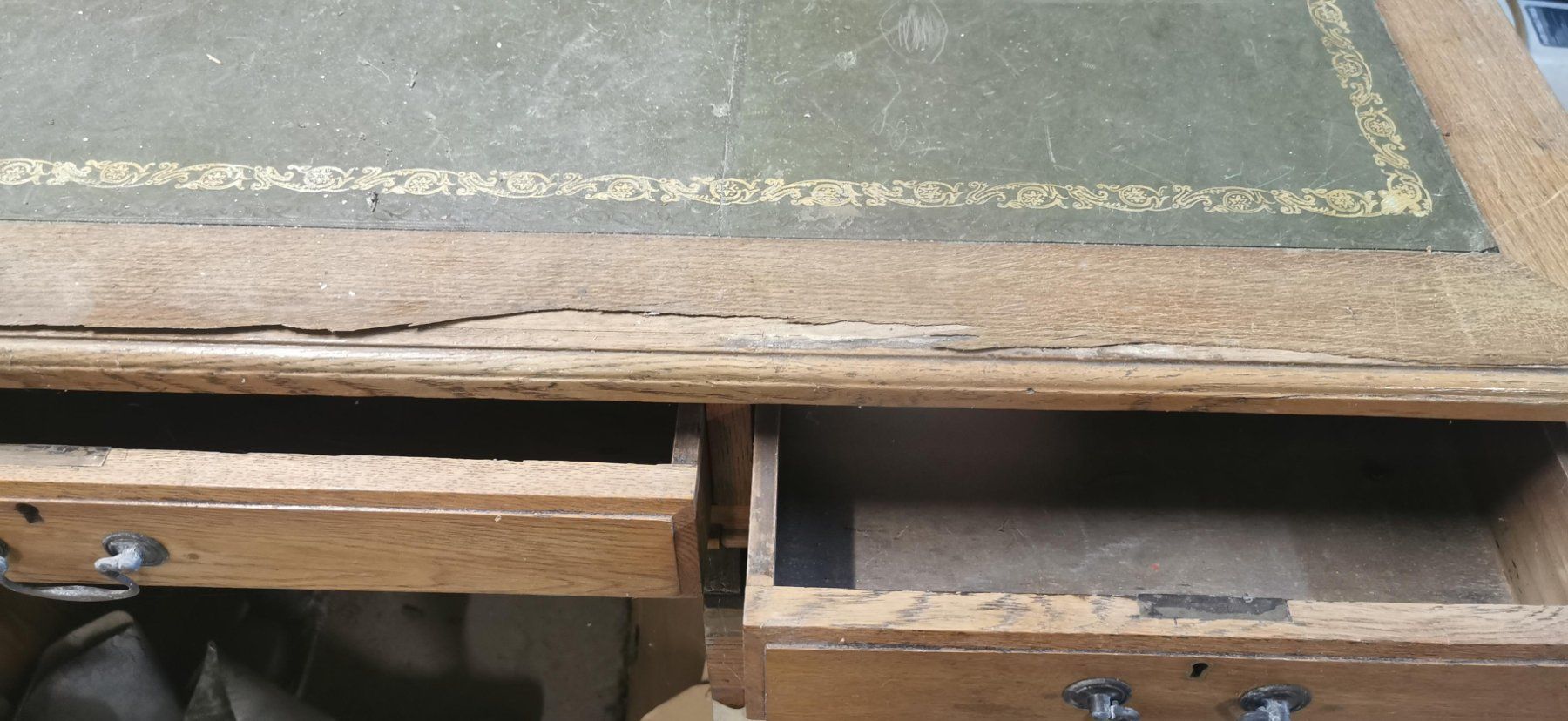 Scrivanie: Partnerschreibtisch Antik mit Wasserschaden – Usato da Arbon venduto da jue_9dcw 2
