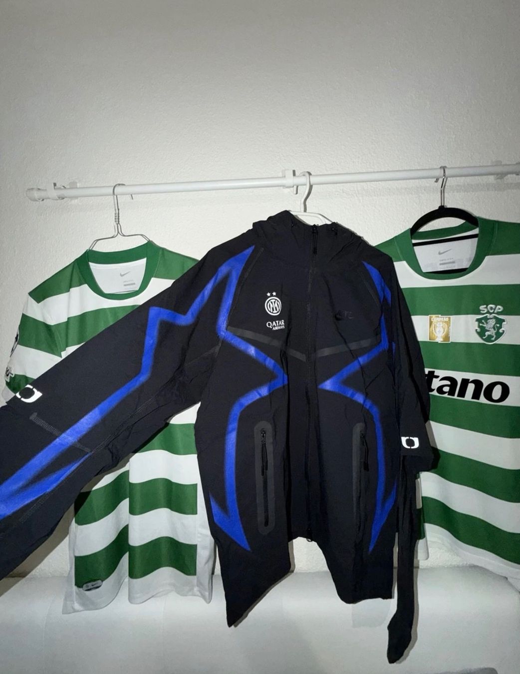 Nike Lotti di vestiti: NIKE TECH WOVEN SUIT X INTER MAILAND – Nuovo (secondo la descrizione) da Goldau venduto da RP95