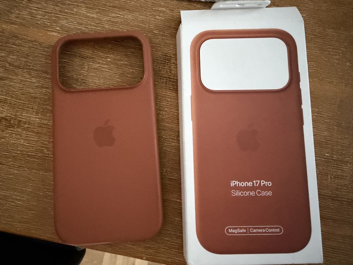 Apple Cover & Protezioni schermo: iPhone 17 Pro Silicone Case with MagSafe and Camera Control. – Usato da Oftringen venduto da ste_mp2b