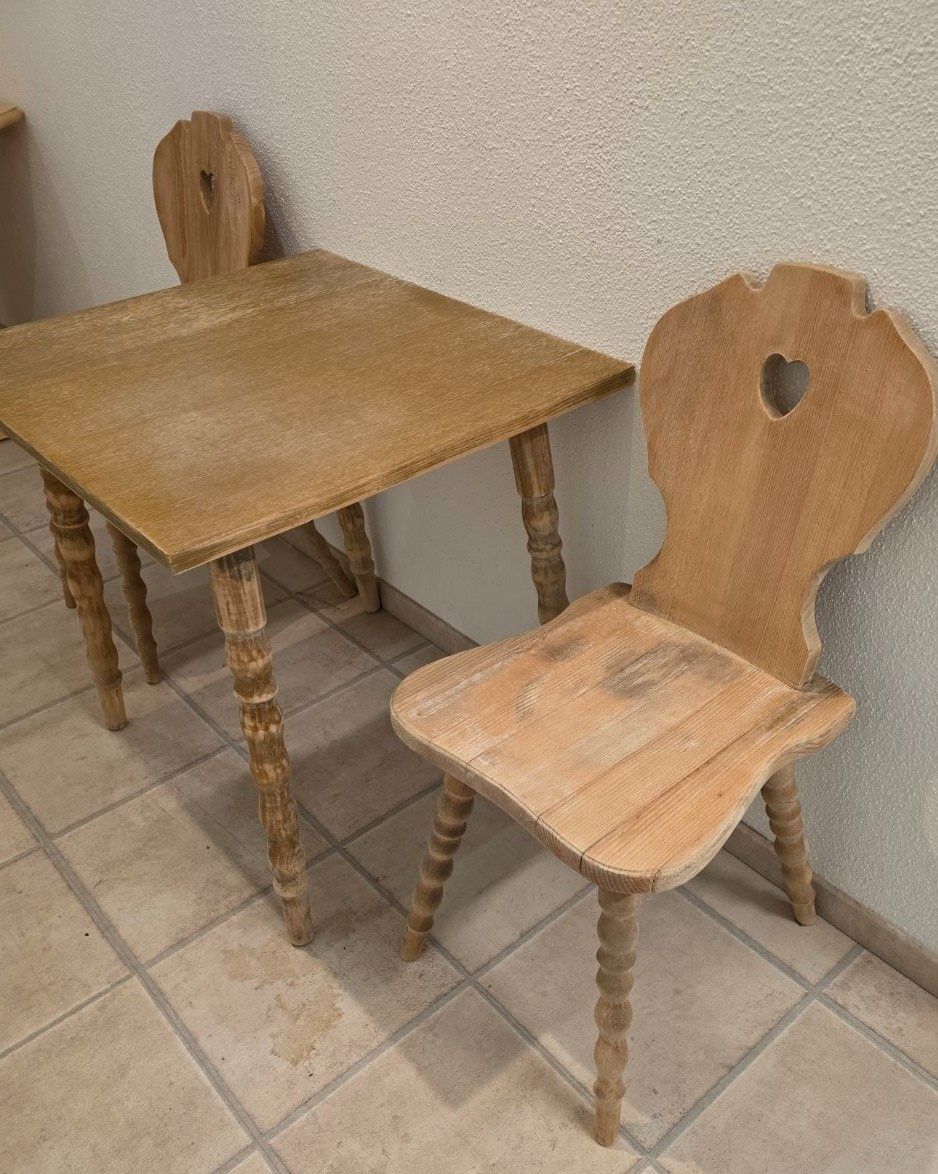 Set di tavolo e panche: Kleiner Tisch mit 2 Stabellen – ehemals Voglauer Möbel – Usato da Flums venduto da Flumsantik 2