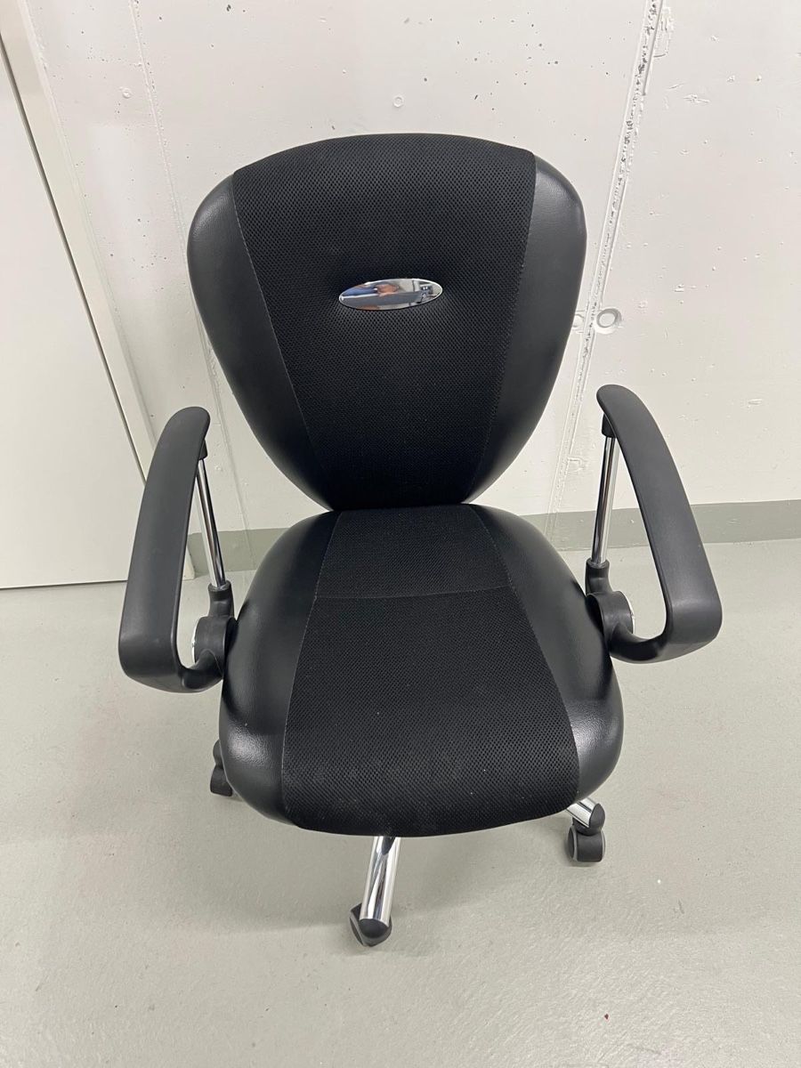 Chaises: Sedia da ufficio girevole nera con braccioli e ruote – D'occasion à Gossau ZH par SistersBeauty