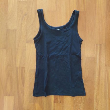 1 schwarzes Top für Mädchen