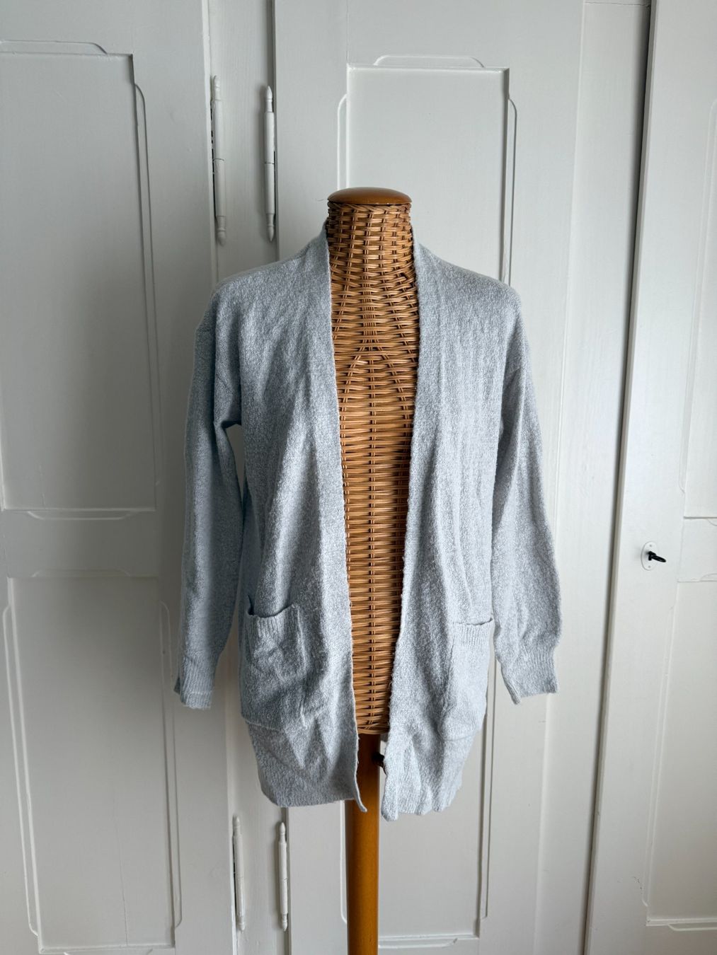 Vestes: GARAGE - Strickjacke hellgrau XS – D'occasion à Zürich par Diazaio
