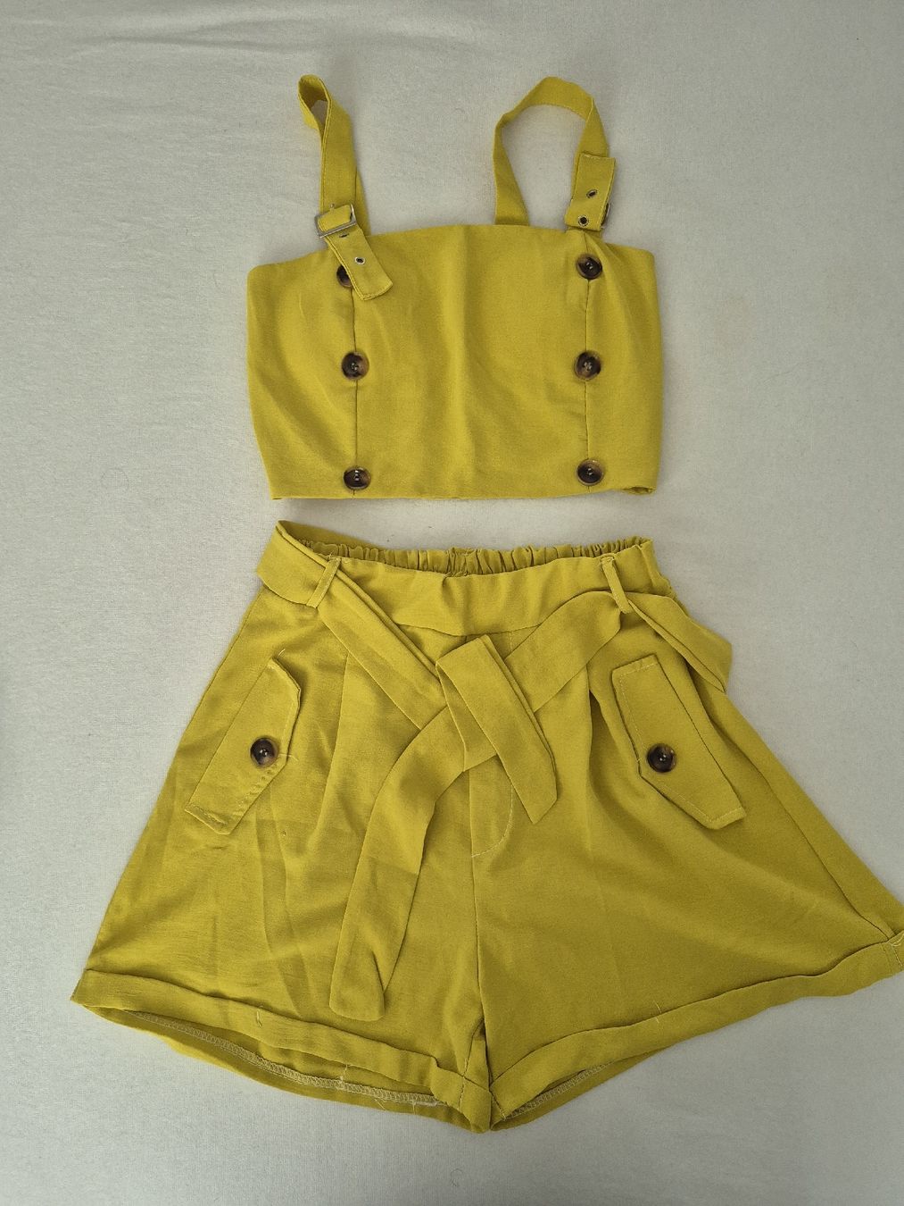 Lotti di vestiti: Ensemble top et short jaune moutarde d'été - Taille S – Usato da St-Pierre-Clages venduto da _RV