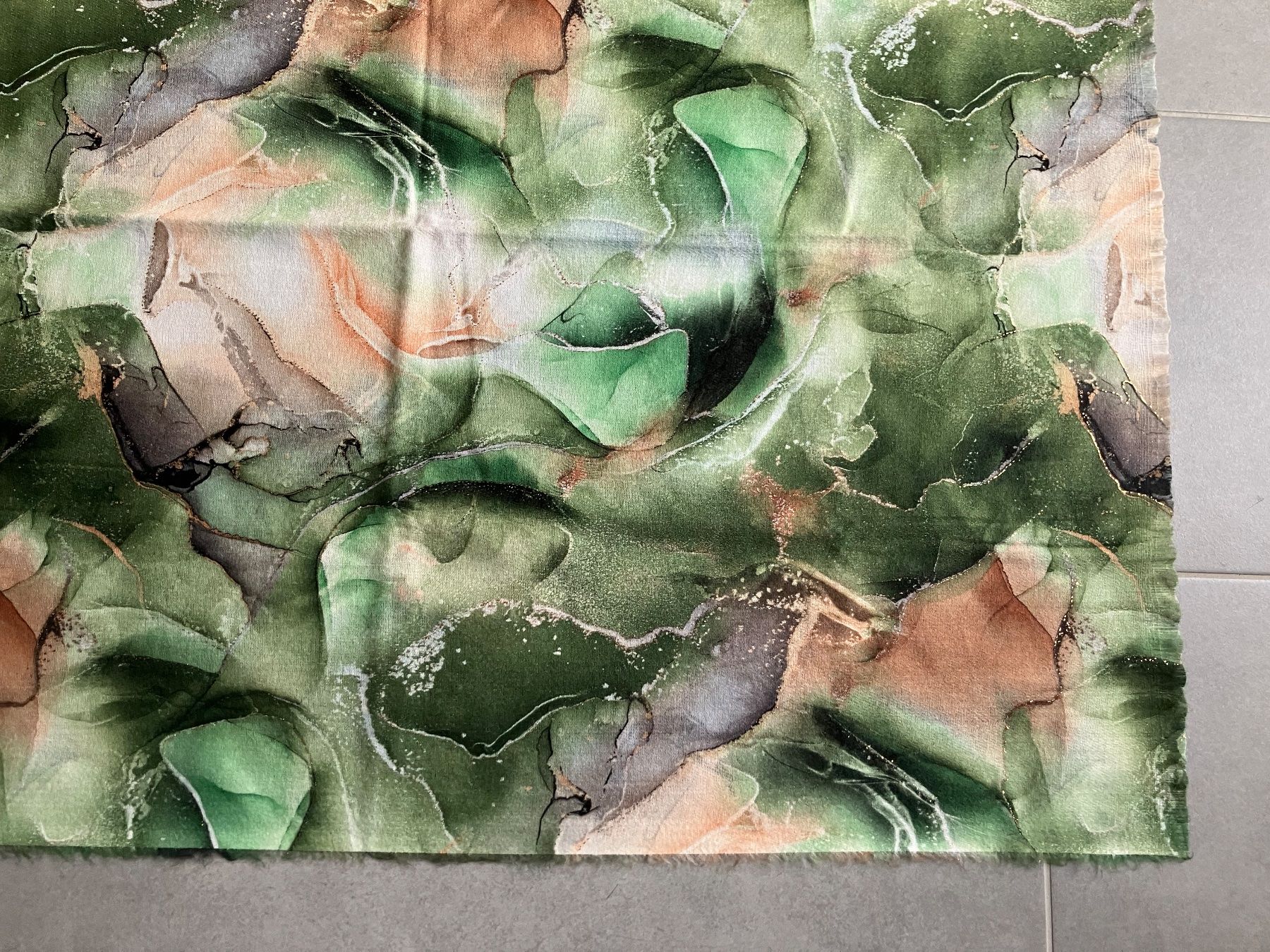 Foulard & Sciarpe: Grande écharpe dans différents tons de vert et roux orange – Nuovo (secondo la descrizione) da Cortaillod venduto da car_f6v6 2