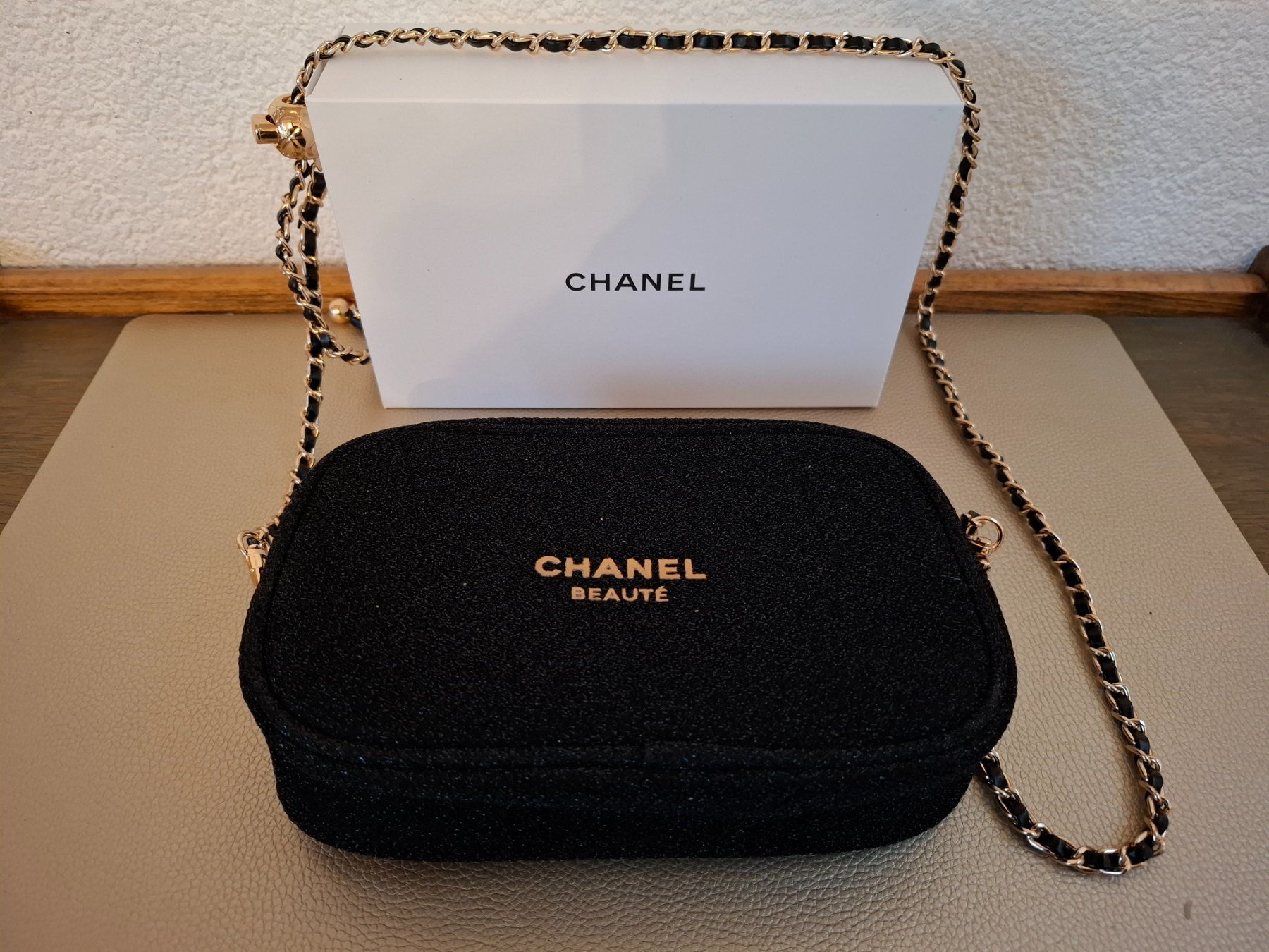 Custodie per cosmetici: Pochette/Sac Chanel (Beauté VIP) - Neuf – Nuovo e nell'imballaggio originale da Meinier venduto da Gattuso22