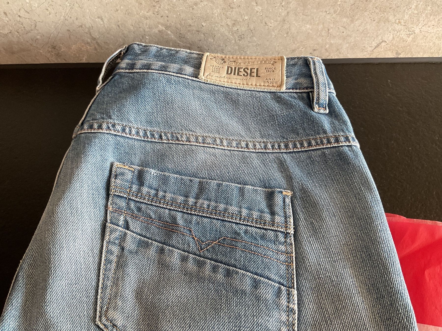 Diesel Jeans: Jeans DIESEL – Nuovo (secondo la descrizione) da Neuchâtel venduto da sta_7qfy 2