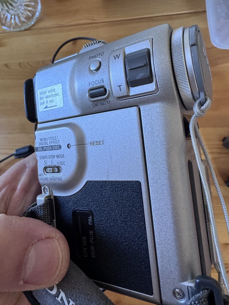 Sony Videocamere: Caméscope Sony Handycam Vision – Usato da Vésenaz venduto da Angela.C3 5