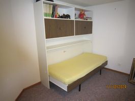 Klappbett mit Aufsatz und Kleiderschrank