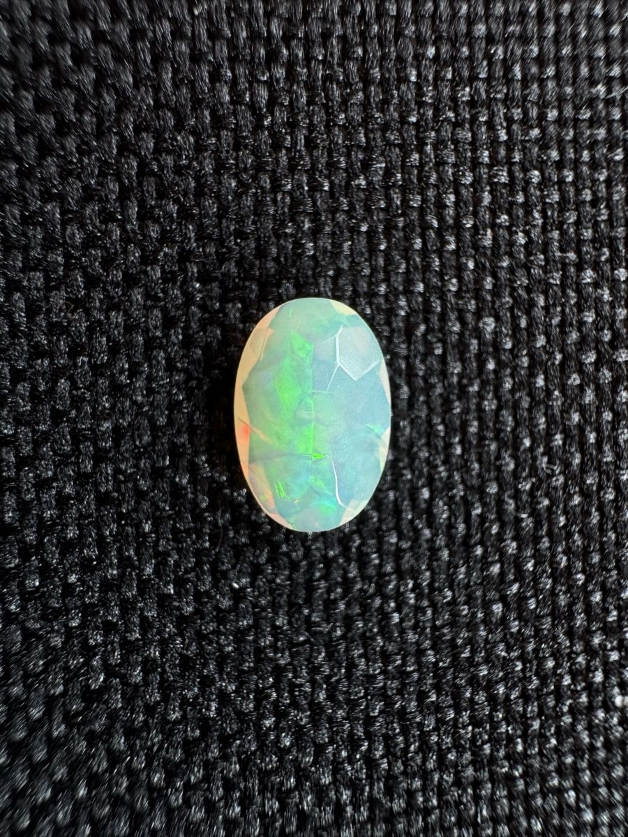 Pierres précieuses: Äthiopischer Opal 0.8ct – Neuf avec emballage d'origine à Wängi par Horus90