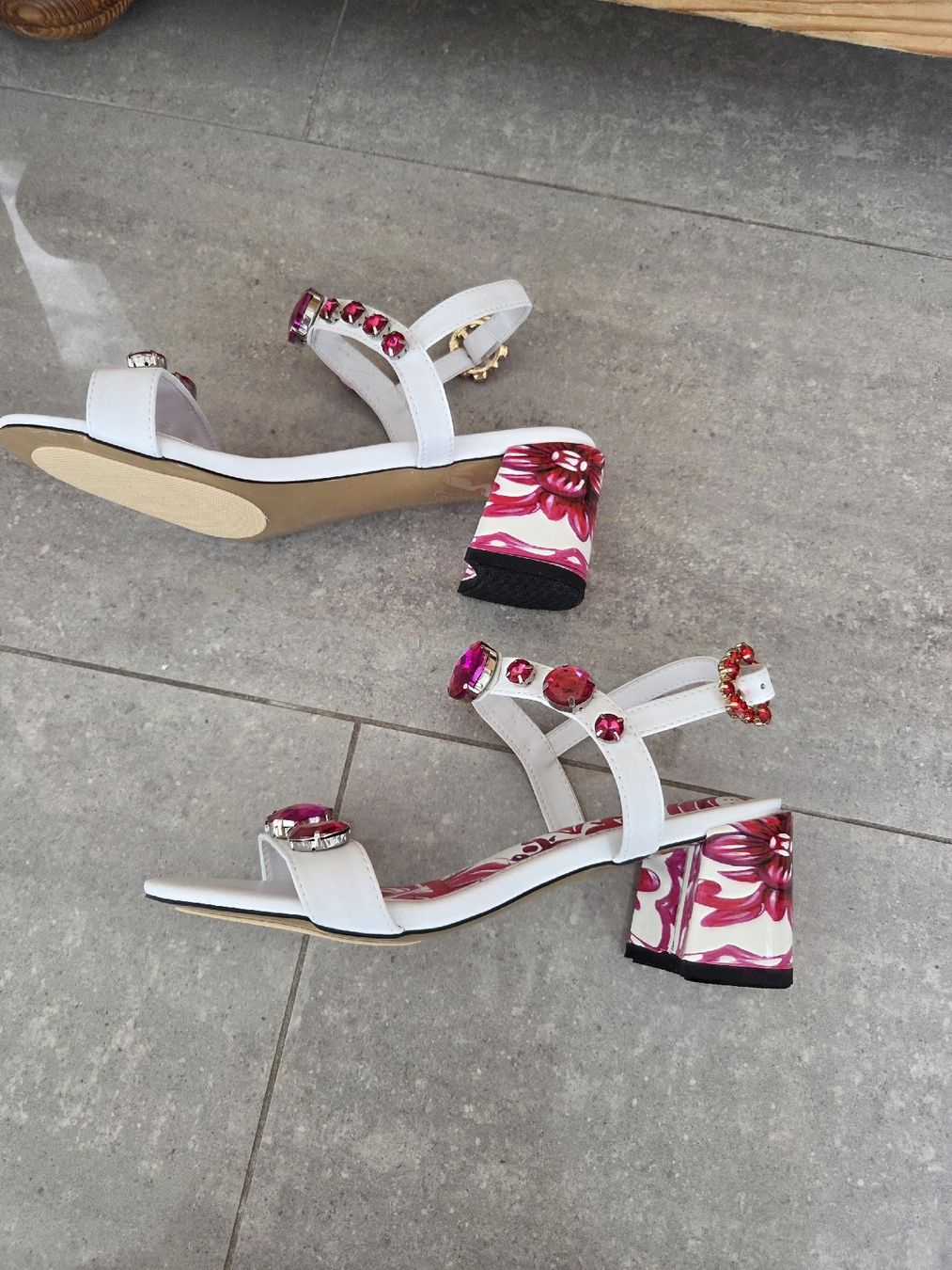 Damenschuhe: Sandalen mit pinken Steinen, Gr. 39 – Neu (gemäss Beschreibung) aus Wiesendangen von Sinhuk 2