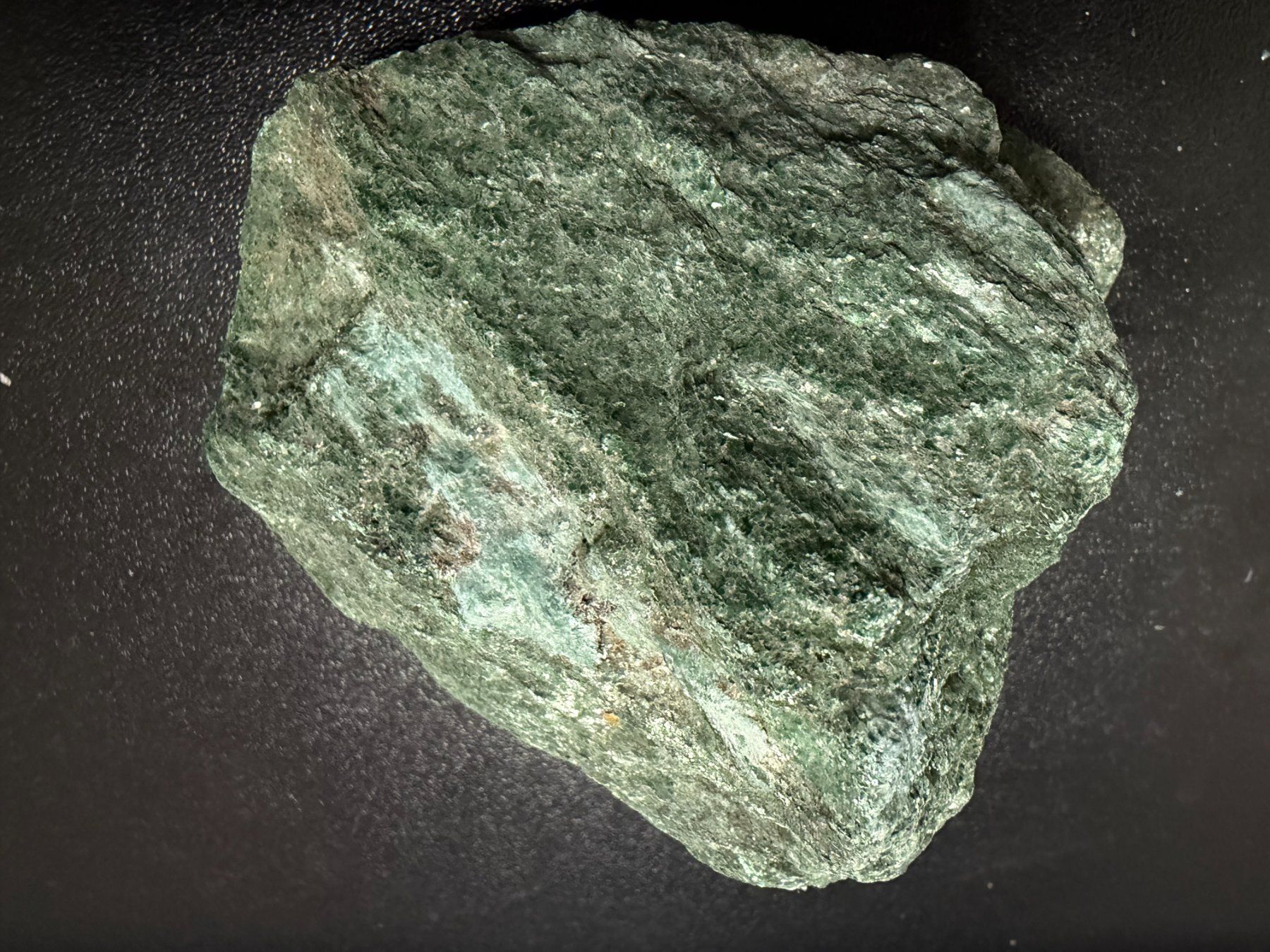 Mineralien & Heilsteine: Fuchsit Rohstein glänzend (1.2) – Neu (gemäss Beschreibung) aus Muri b. Bern von Gemmes 2