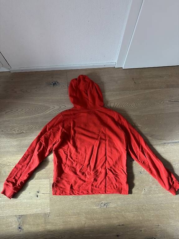 Pullover & Sweatshirts: roter Fila Hoodie  – Gebraucht aus Chur von gio_6rlp 1