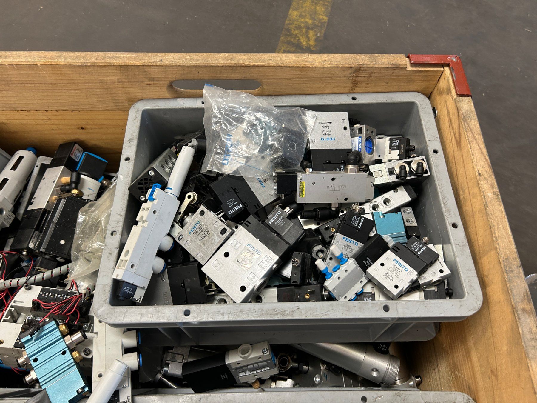 Festo Altro per industria metallurgica: Monster Posten Pneumatik Material - viel FESTO – Usato da Zofingen venduto da Maschinenfabrik 2