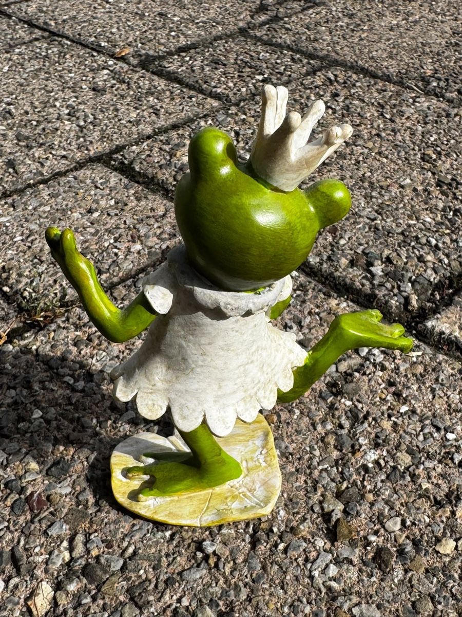 Statuette: Froschkönigin stehend – Usato da Egg b. Zürich venduto da Brocki_Insel_Egg 2