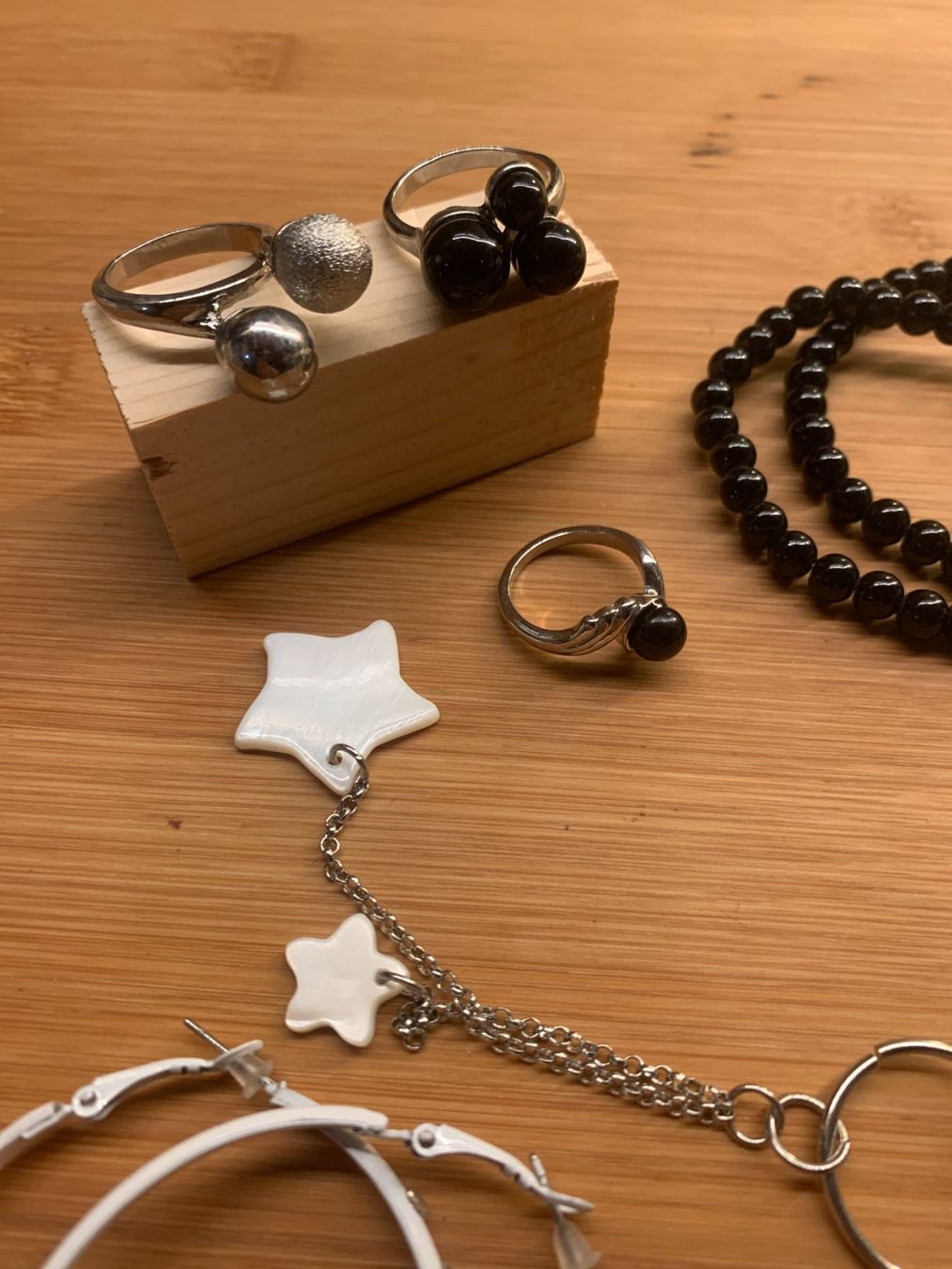 Altri gioielli: Schwarzes Set aus Modeschmuck, Ringen und Ohrringen – Usato da Chalais venduto da Decoarts.art 2