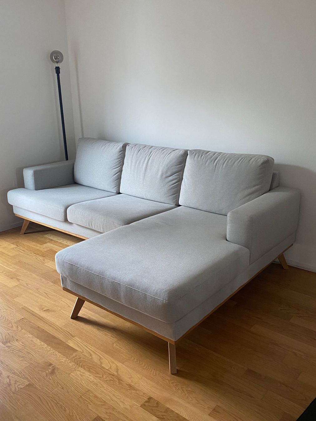 Sofas: Ecksofa hellgrau Scandi Stil mit Holzfüssen – Gebraucht aus Glattbrugg von sch_tp2h 2