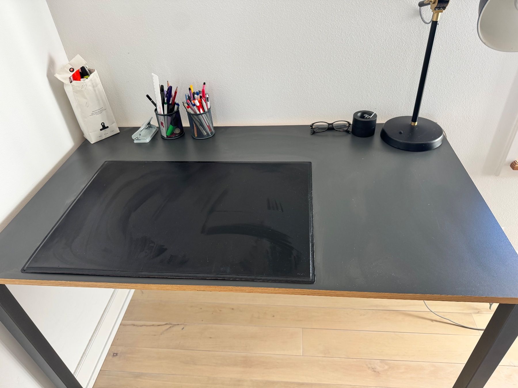 Pfister Schreibtische: Schreibtisch mit schwarzem Gestell – Gebraucht aus Winterthur von StellaMariabr 1