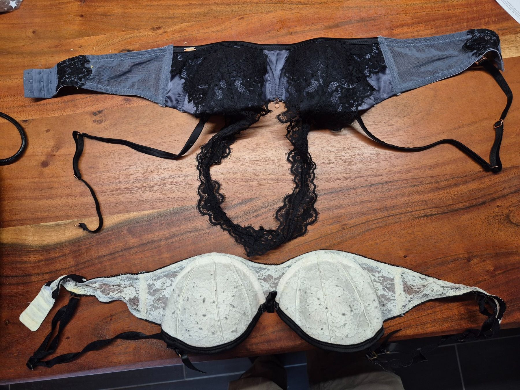 Hunkemöller Altra biancheria intima: 2 BH (80A,80B) – Usato da Tagelswangen venduto da Daubinator7