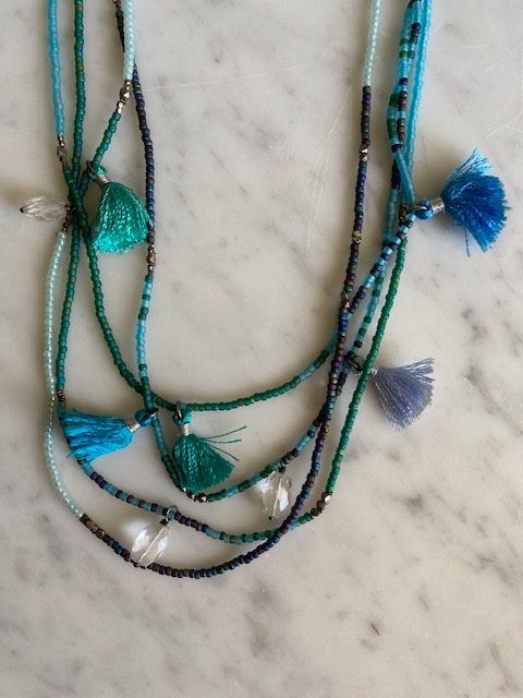 Catenine: Halskette blau mit Perlen und Federn – Usato da Bern venduto da duflating