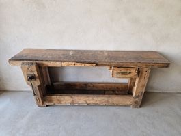 Établi de menuisier ancien en bois massif avec étau.