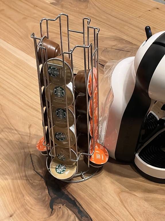 Macchine per caffè & Macchine per espresso: Nescafe Dolce Gusto mit gefülltem Kapselspender – Usato da Saas im Prättigau venduto da MiEnNirody 2