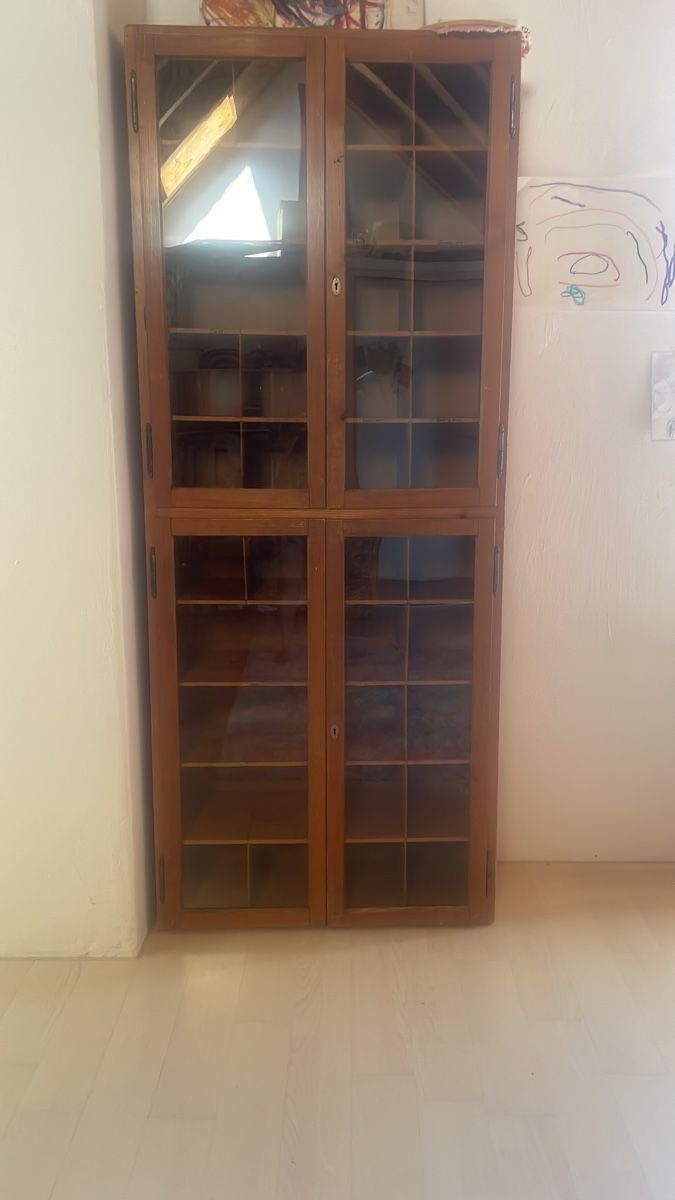 Armadi: Schöner Schrank mit vielen Fächern und Glasfront – Usato da Dinhard venduto da BarMart