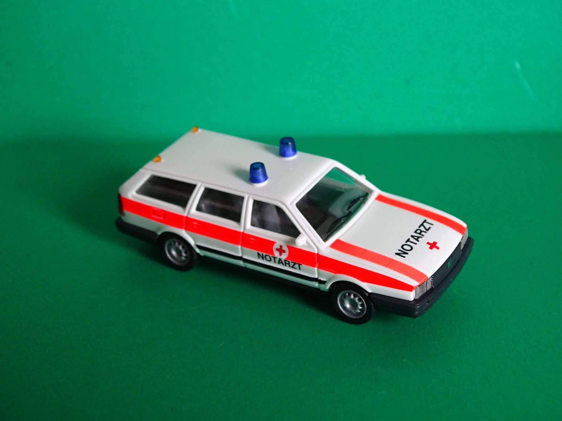 Busch Modellini d'auto: VW Passat "Notarzt" von Busch 1/87 – Nuovo (secondo la descrizione) da Bretzwil venduto da Meex 1