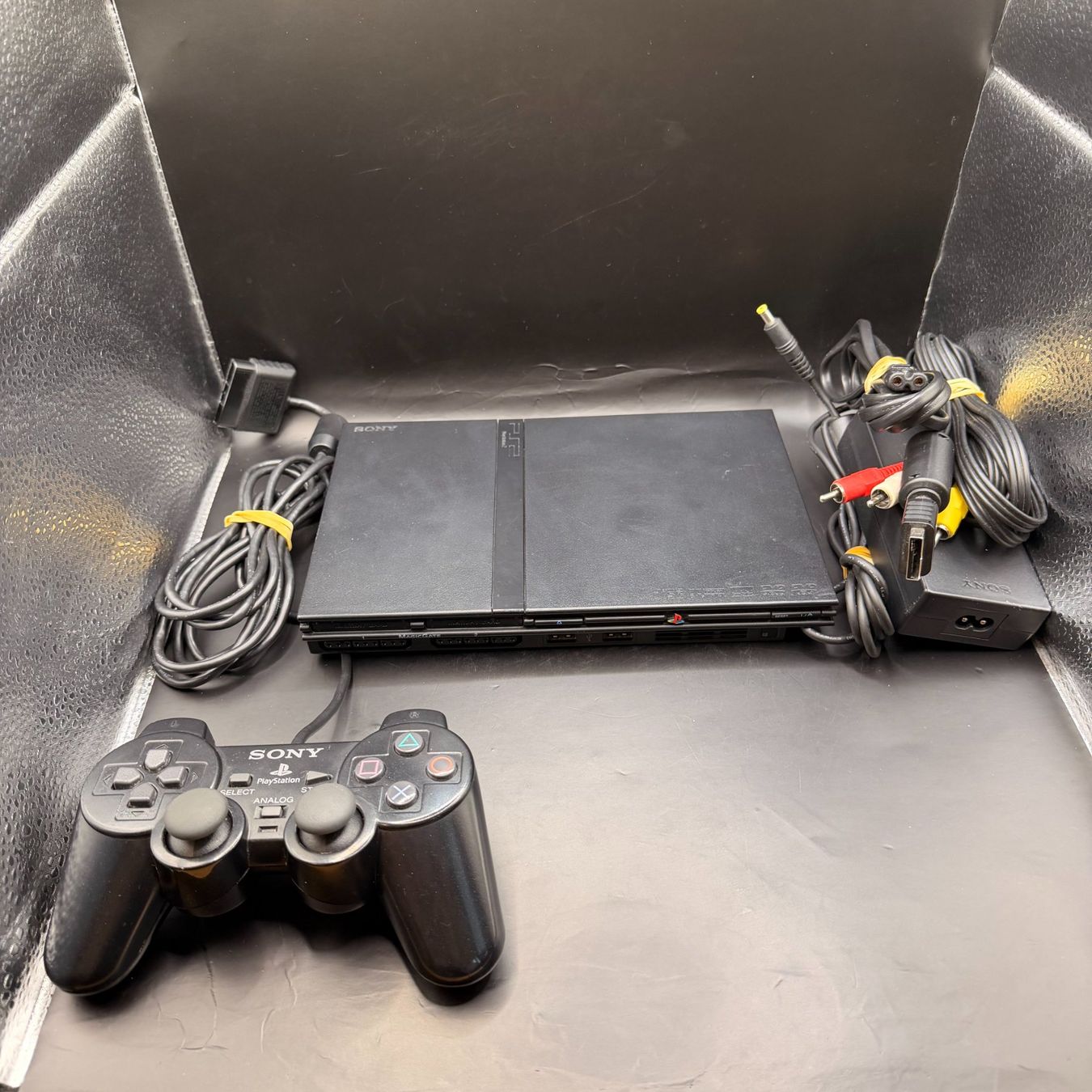 Sony Konsolen: Sony PlayStation 2 PS2 Slim Schwarz SCPH-75004 – Gebraucht aus Düdingen von Nerdworld