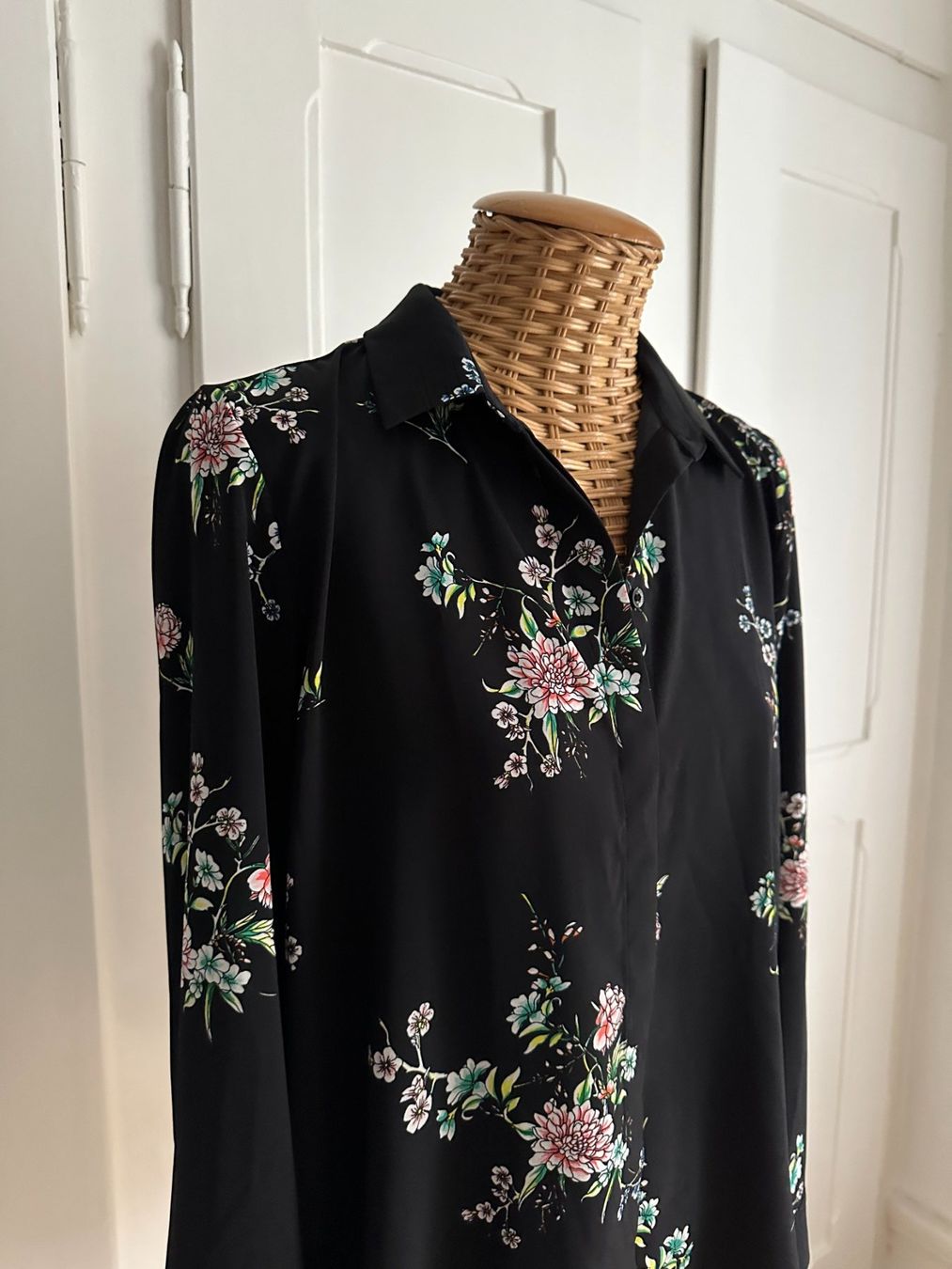 H&M Chemisiers: Bluse schwarz geblümt 34 – D'occasion à Zürich par Diazaio 1