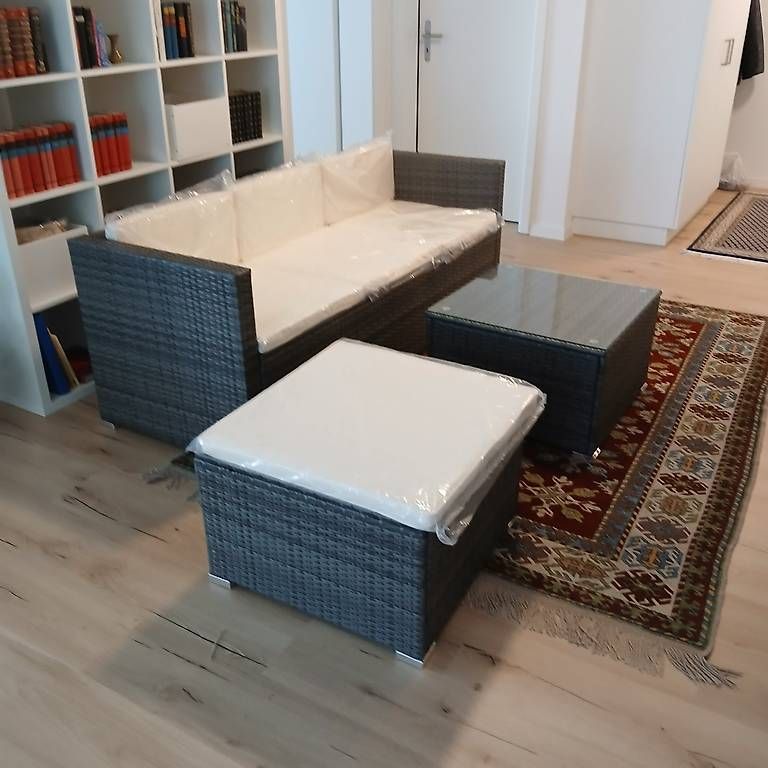 Set di tavolo e panche: Balkon-/Gartenlounge grau/beige mit Tisch und Hocker – Usato da Oberkulm venduto da Griedera44
