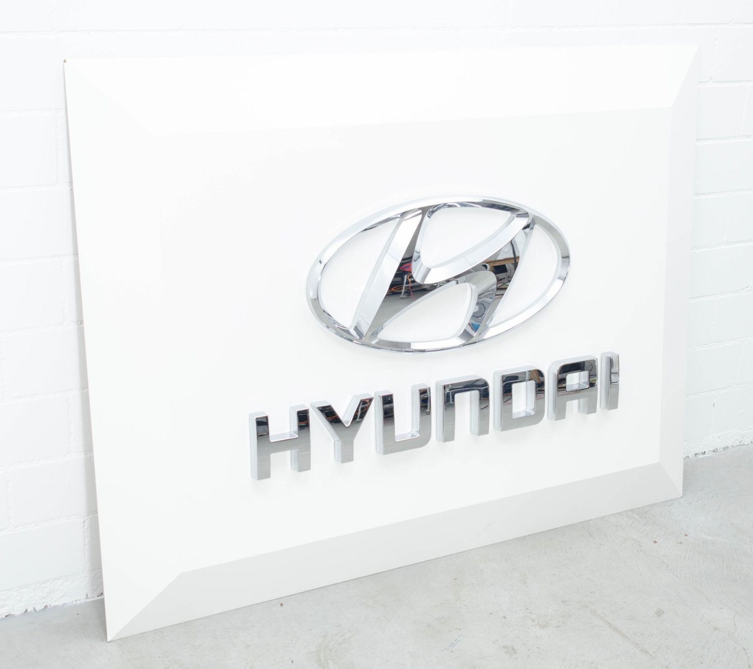 Insegne: Werbeschild Hyundai – Usato da Zürich venduto da ZuercherBrockenhaus 1