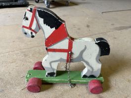 Cheval en bois ancien à roulettes, jouet d'antan charmant