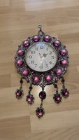 Orientalische Wanduhr mit pinken Schmucksteinen