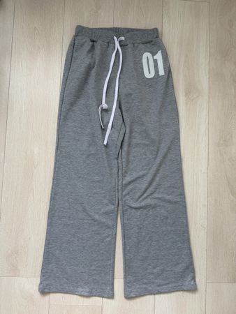 Graue Jogginghose mit weissem Aufdruck Grösse S 