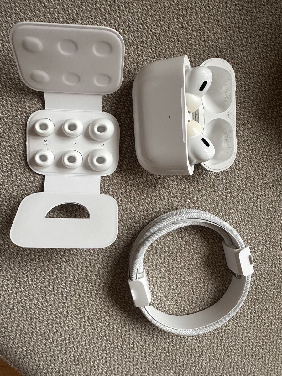 Apple Cuffie: AirPods Pro 2nd Gen with Charging Case - Excellent Condition – Nuovo (secondo la descrizione) da Zürich venduto da chayen 1