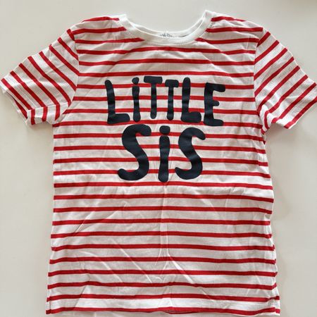 Rot-weiss gestreiftes H&M  T-Shirt "LITTLE SIS" Gr. 134-140