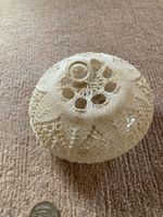 Antike Glasdose umstrickt