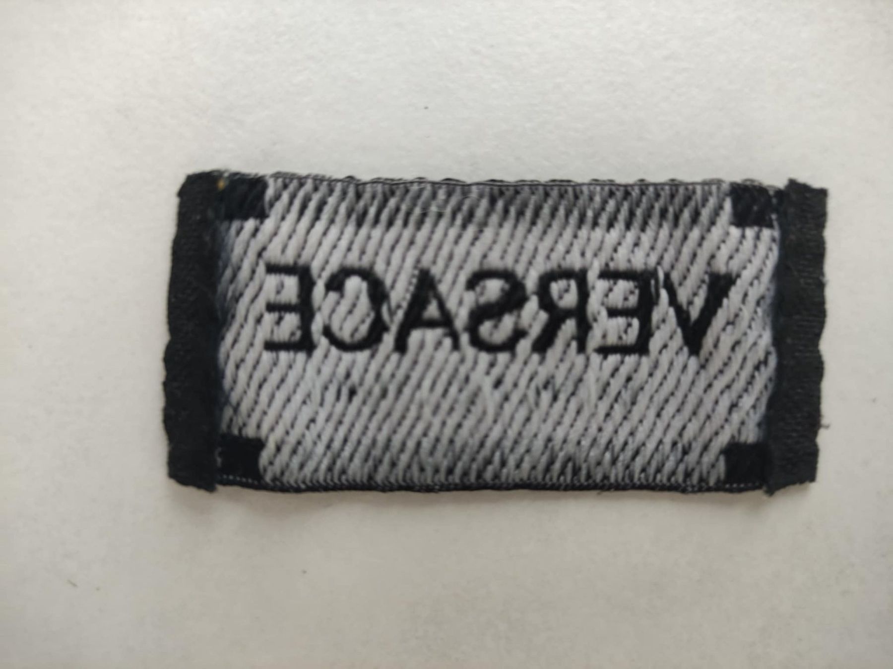 Placchette & Badge: Label original Versace Jeans Couture plus Eigner – Usato da Goldau venduto da annalena44 1