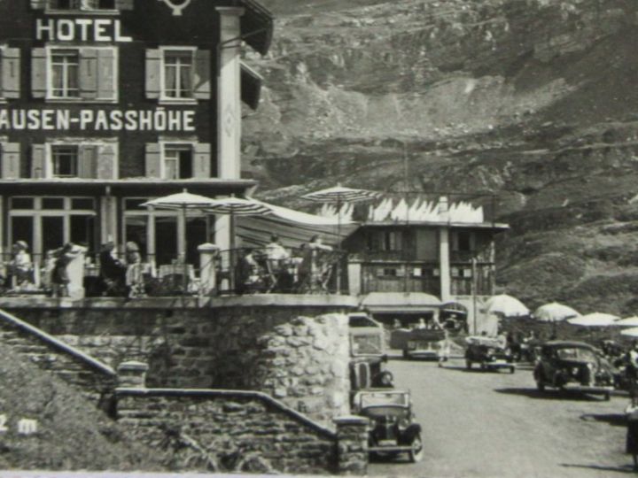 Cartoline postali: HOTEL KLAUSENPASS-HÖHE STARK BELEBT AUTO OLDTIMER 1950 UR – Usato da Ettingen venduto da Hausi4711 1