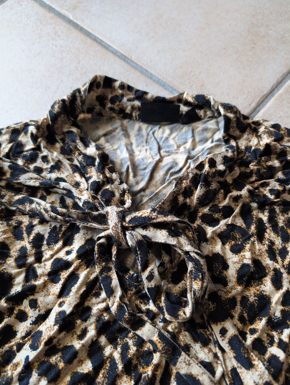 Camicette: Bluse leoprint XS mit Schluppe – Usato da Unterlunkhofen venduto da SophieS. 1