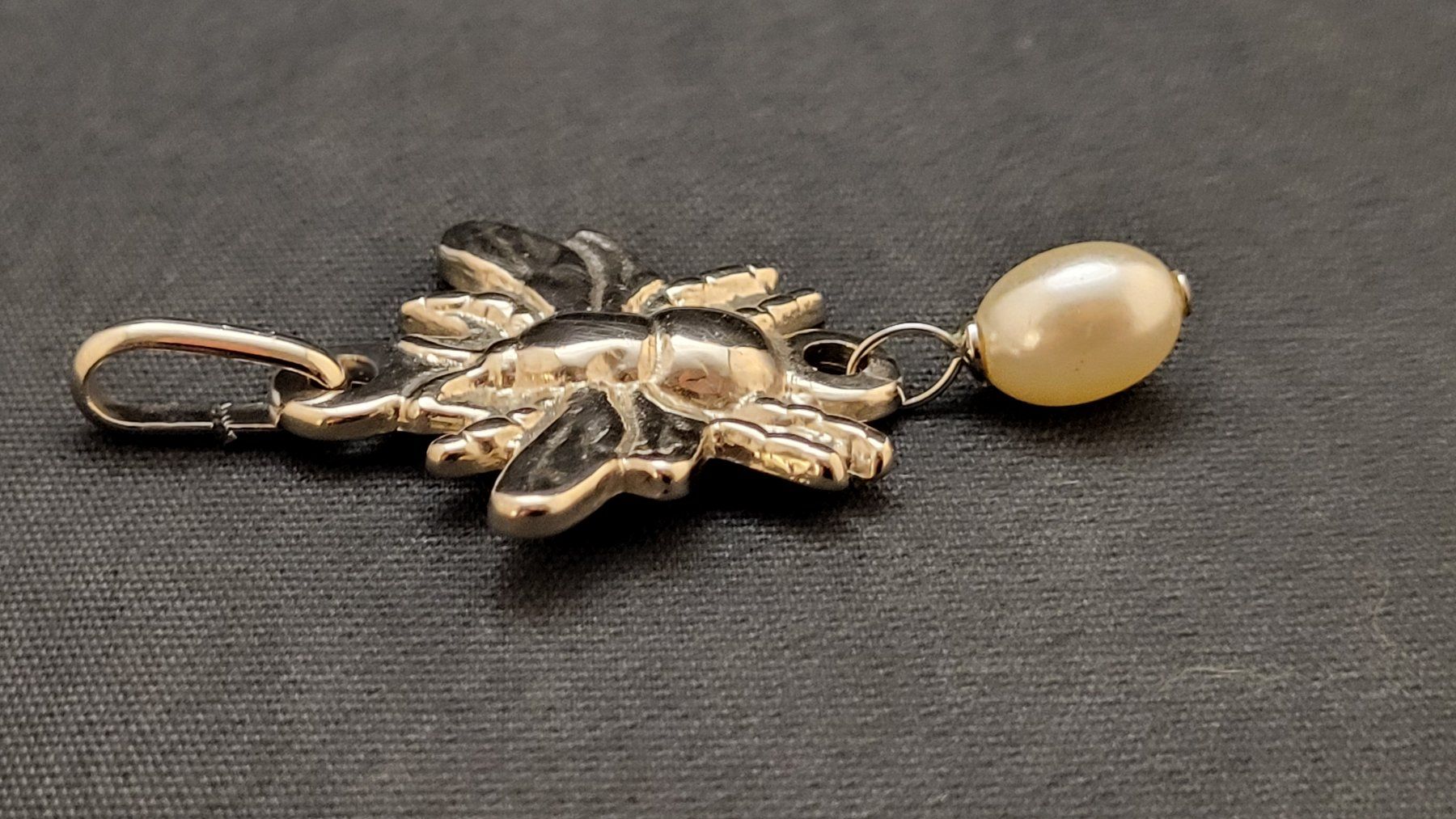 Pendentifs: Anhänger mit Kunstperle FLIEGE – D'occasion à Basel par spinne02 1