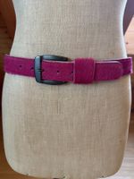 Fellgürtel in Pink mit mattgrauer Schnalle