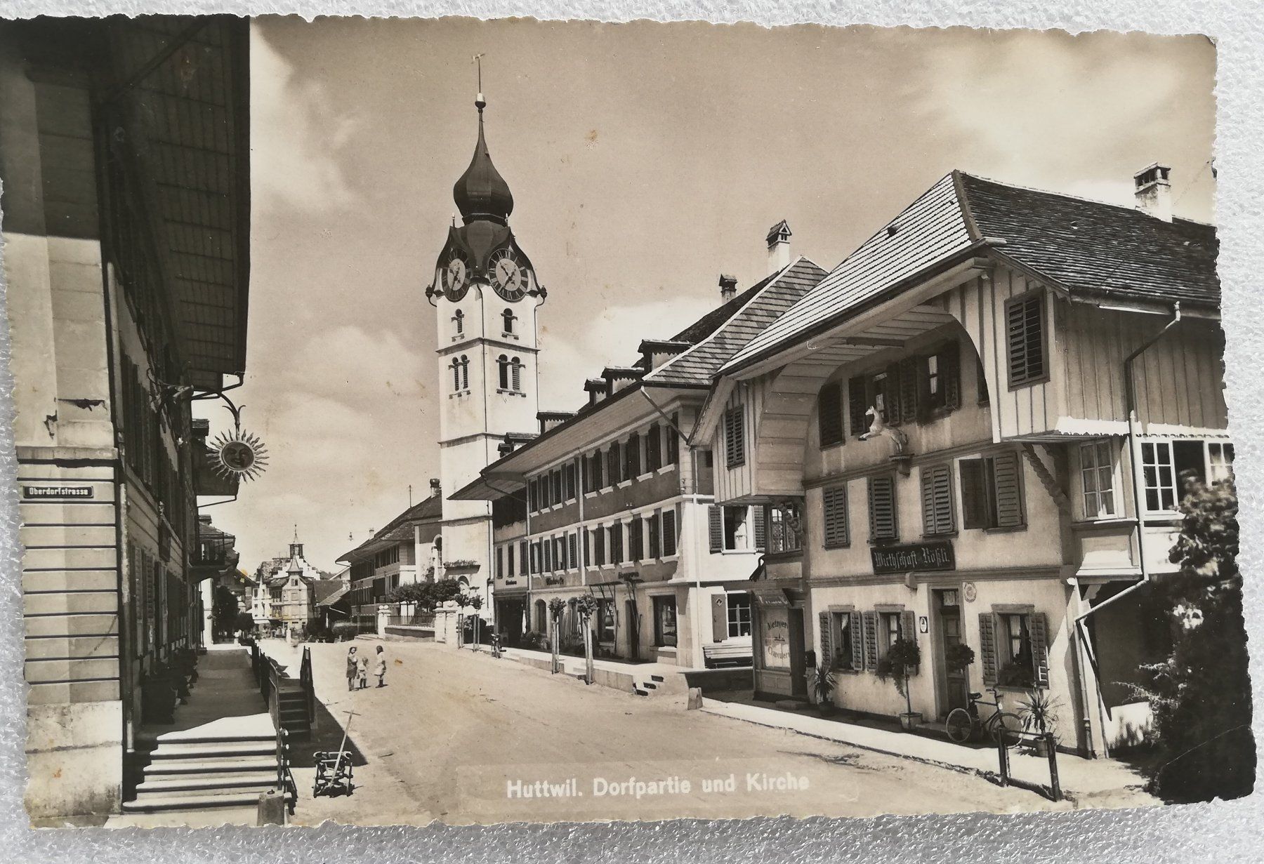 Ansichtskarten: Huttwil - Dorfpartie und Kirche – Gebraucht aus Hildisrieden von Malve