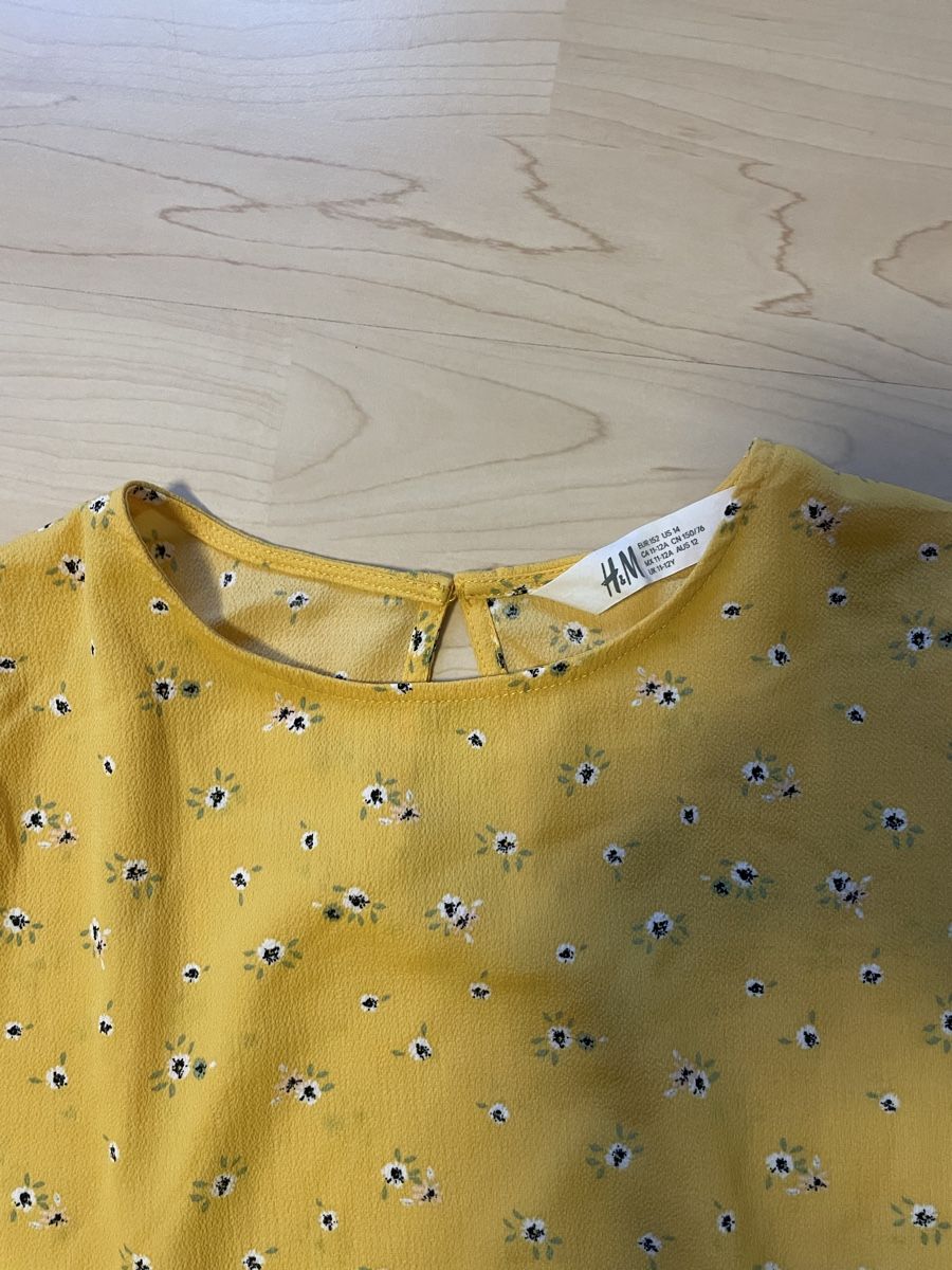 H&M Camicette, T-shirt & Top: Schicke Bluse in Senfgelb mit Blumenmuster – Usato da Wil Sg venduto da mil_r9gx 1