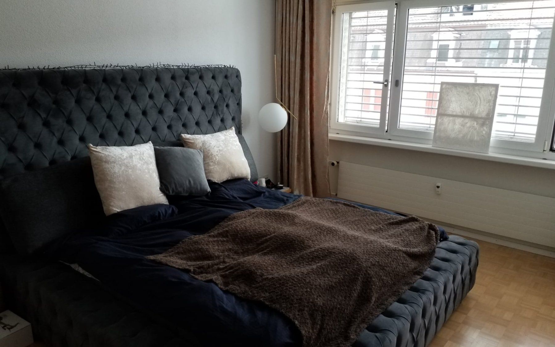 Lits: Bett mit gestepptem Kopfteil grau Grösse 180x200 cm – D'occasion à Basel par mil_7yhf