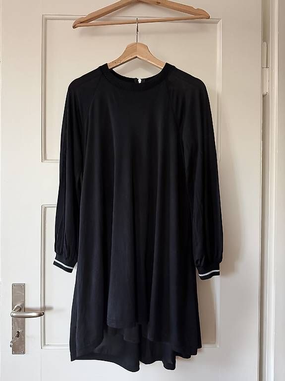 Vestiti: SCHWARZES KLEID MIT ZIPKRAGEN – Usato da Zürich venduto da Nadgb1303