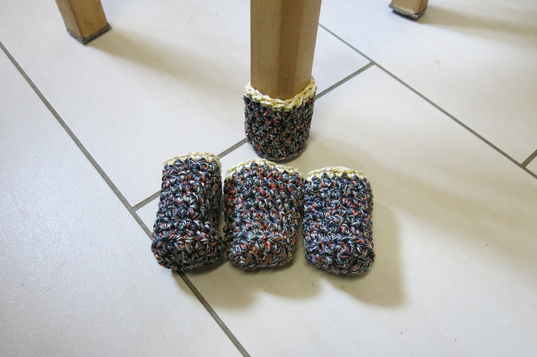 Tutte le decorazioni: Stuhlsocken / 1 Set = 4 Stück / gehäkelt – Nuovo (secondo la descrizione) da Schaffhausen venduto da Espressoo7 1