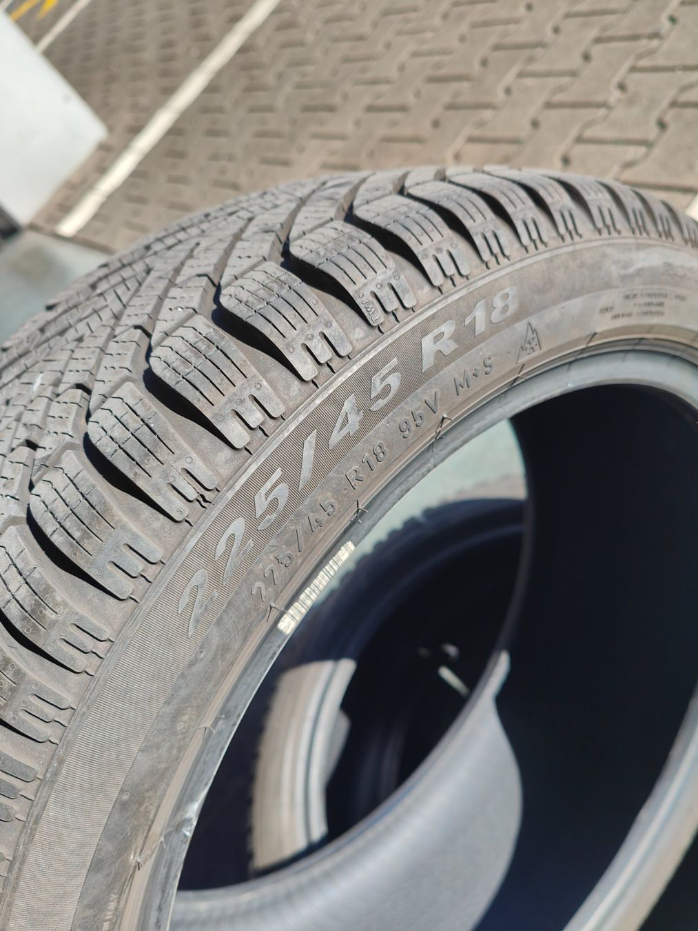 Pirelli Pneumatici & Ruote complete: 225/45 R18 Winterreifen – Usato da Oberengstringen venduto da Reifen-Lagerverkauf 3
