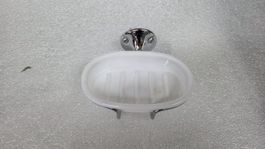 Porte-savon mural rétro en plastique blanche et métal.
